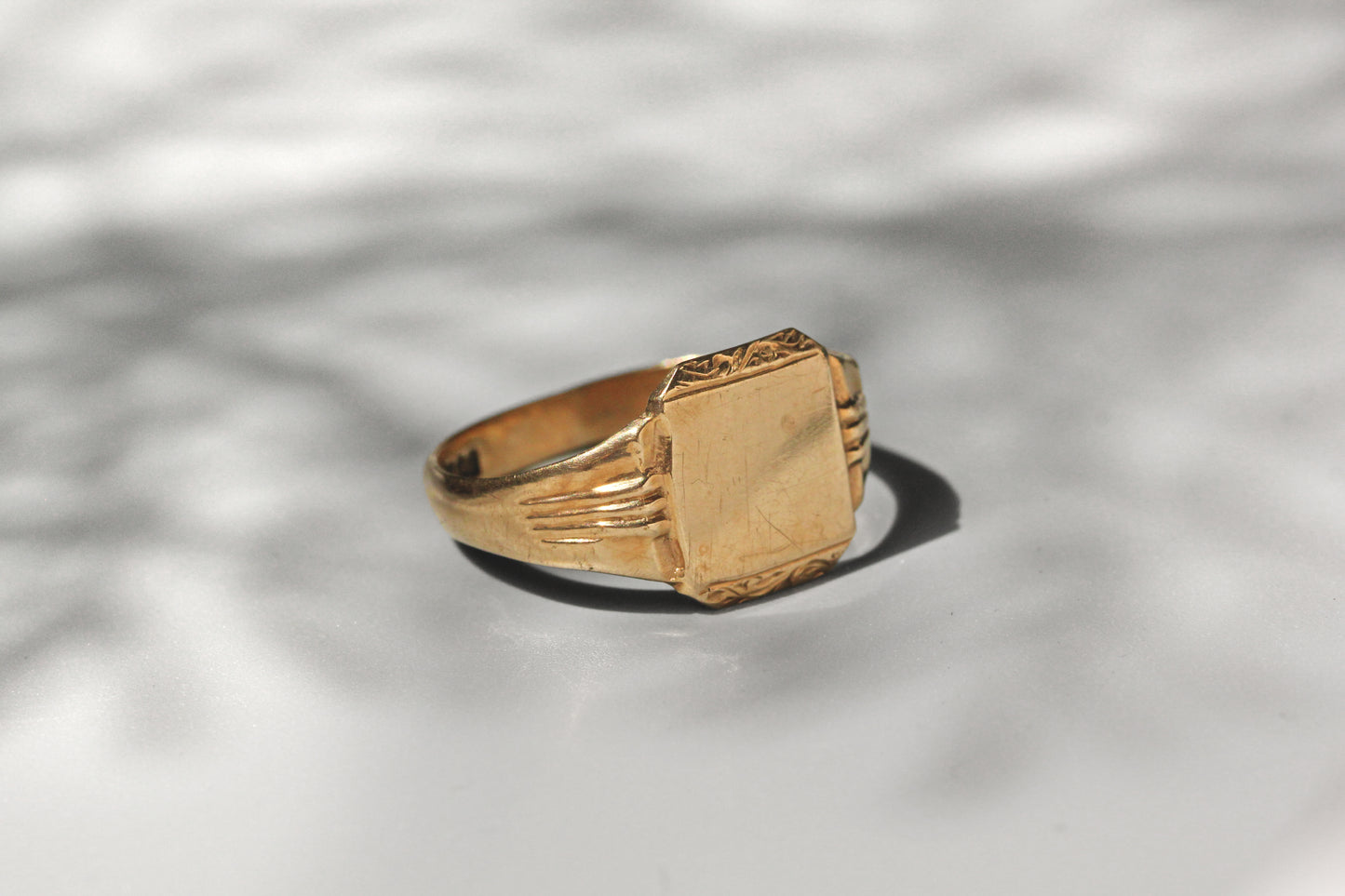 Vintage chunky signet ring, in 9 carat gold