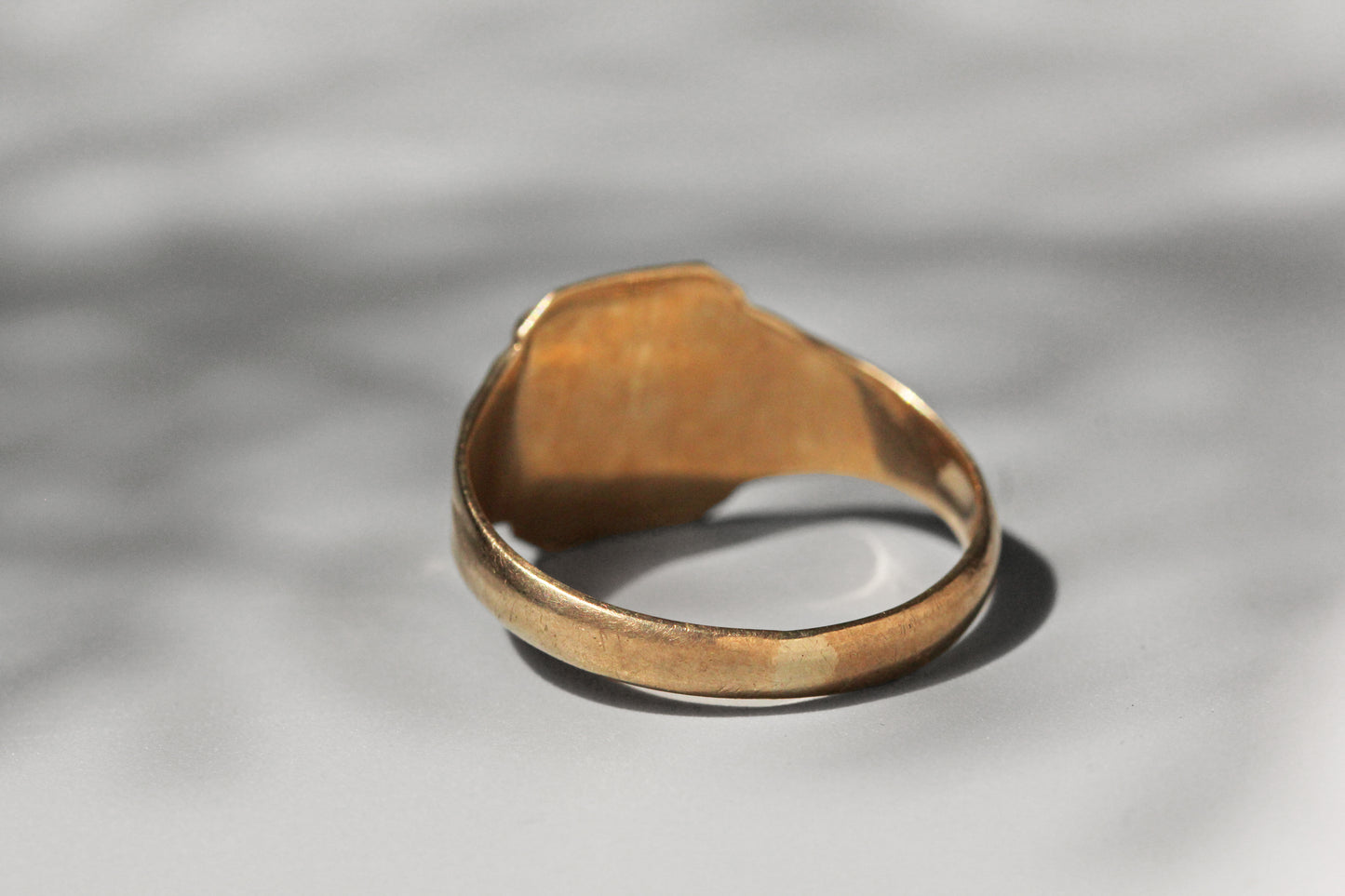 Vintage chunky signet ring, in 9 carat gold