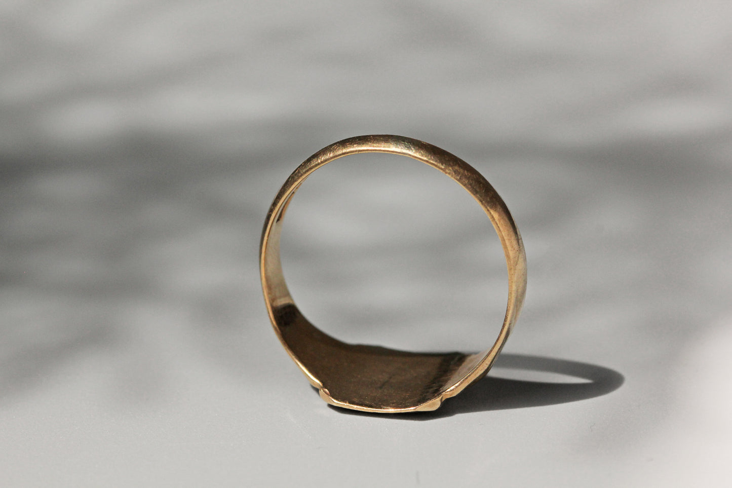 Vintage chunky signet ring, in 9 carat gold