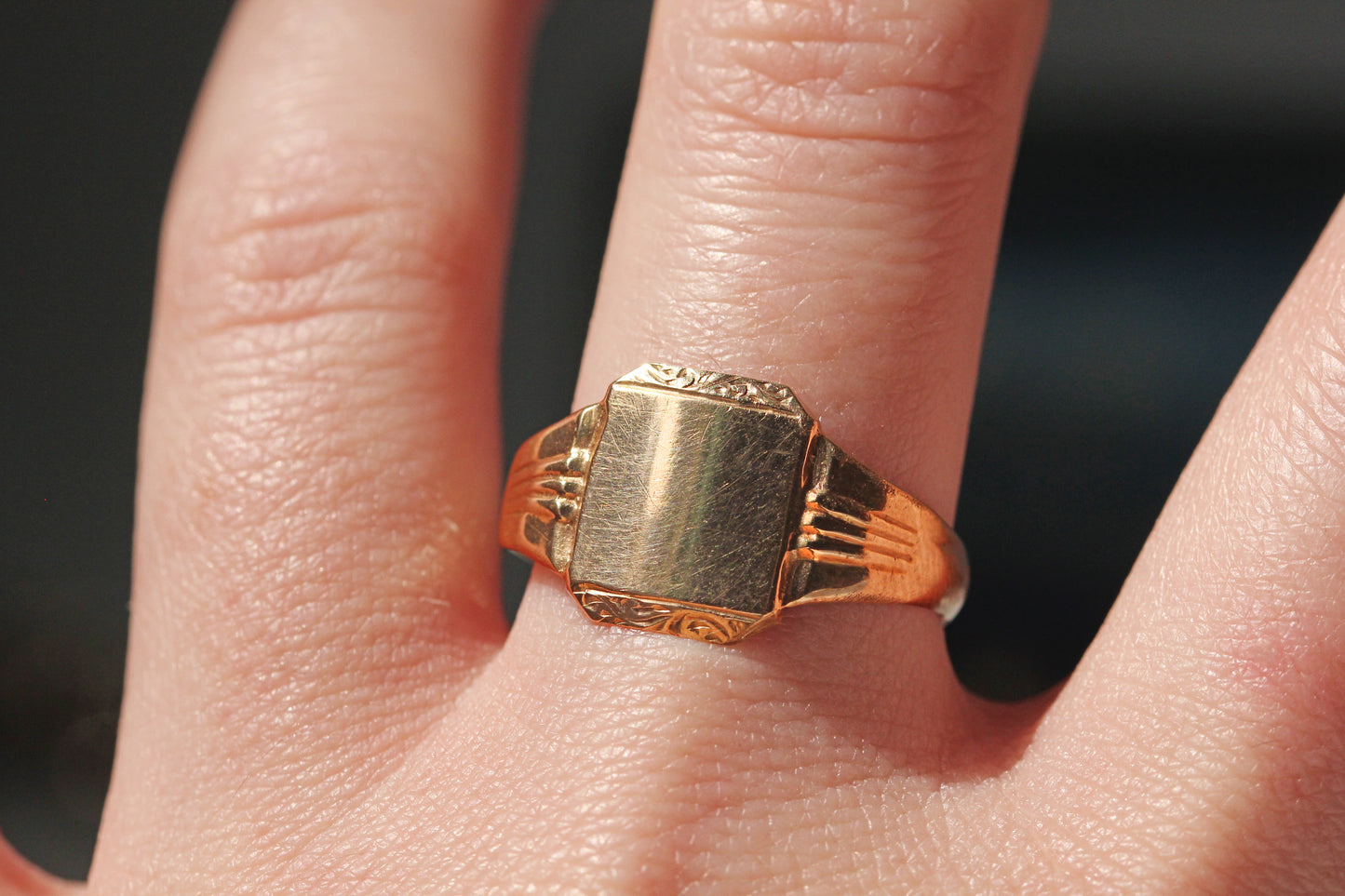 Vintage chunky signet ring, in 9 carat gold