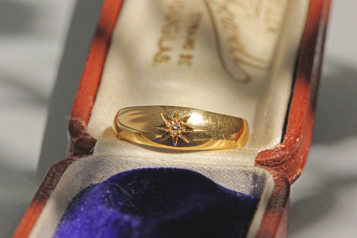 Antique old cut diamond band ring, in 18 carat gold