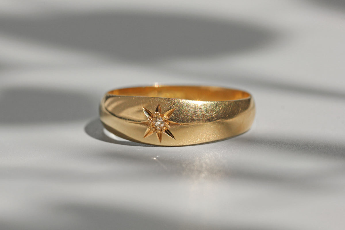 Antique old cut diamond band ring, in 18 carat gold