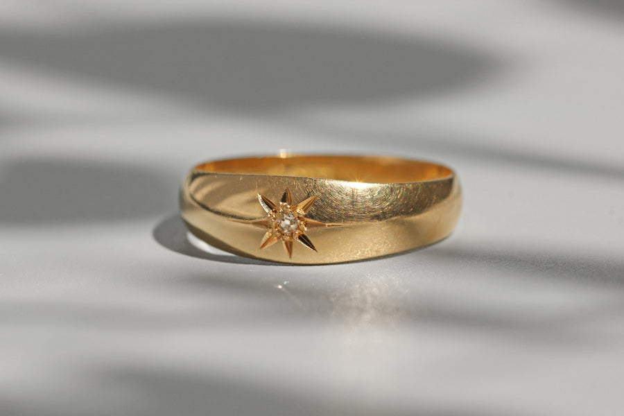 Antique old cut diamond band ring, in 18 carat gold