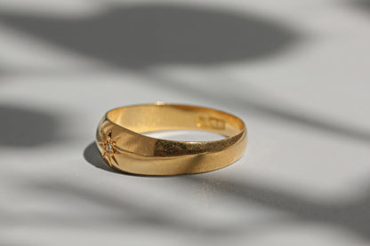 Antique old cut diamond band ring, in 18 carat gold