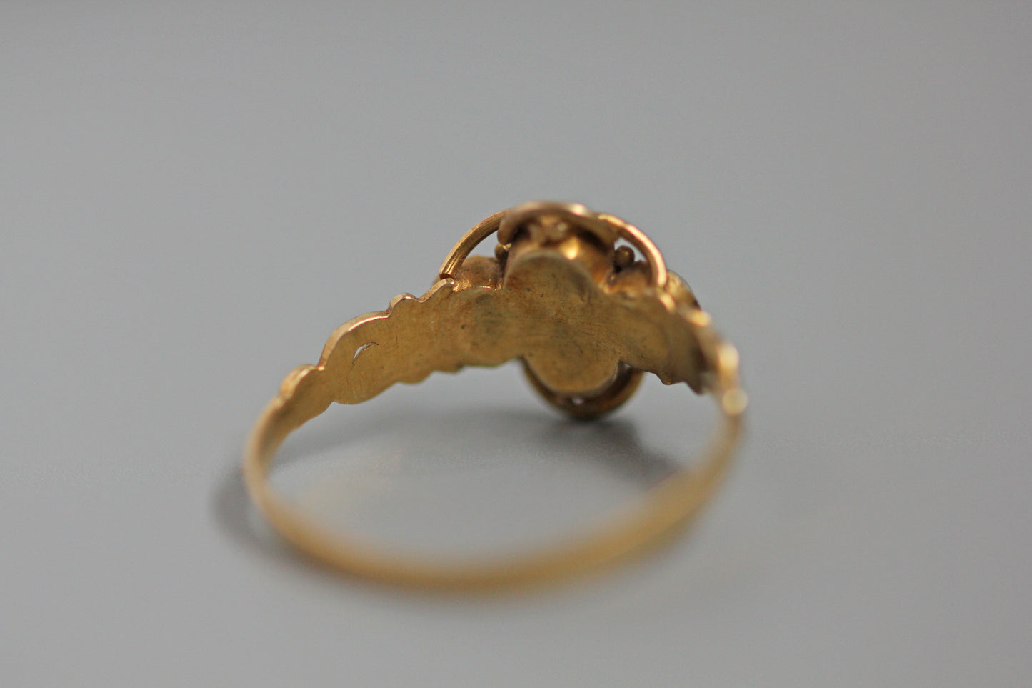 Antique victorian ruby cabochon and pearl ring, in 15 carat gold