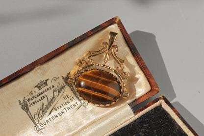 Vintage spinning fob with tigers eye and onyx, in 9 carat gold
