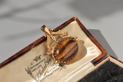 Vintage spinning fob with tigers eye and onyx, in 9 carat gold