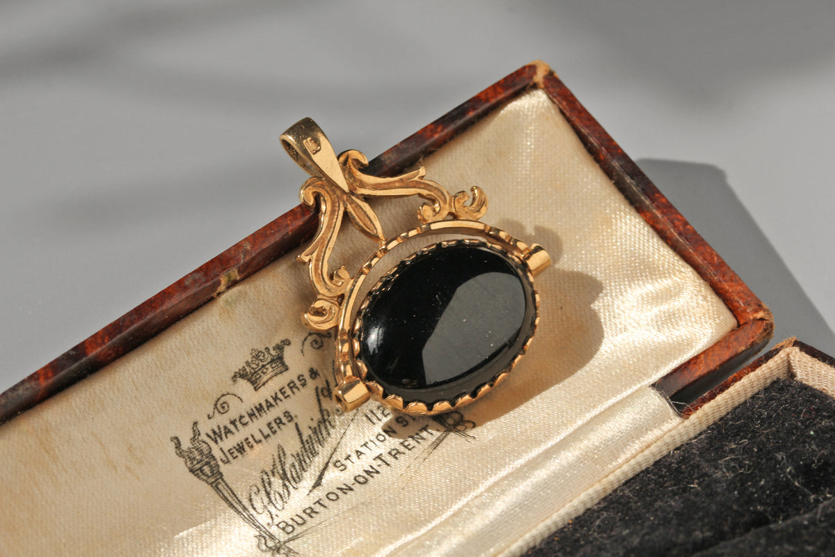 Vintage spinning fob with tigers eye and onyx, in 9 carat gold
