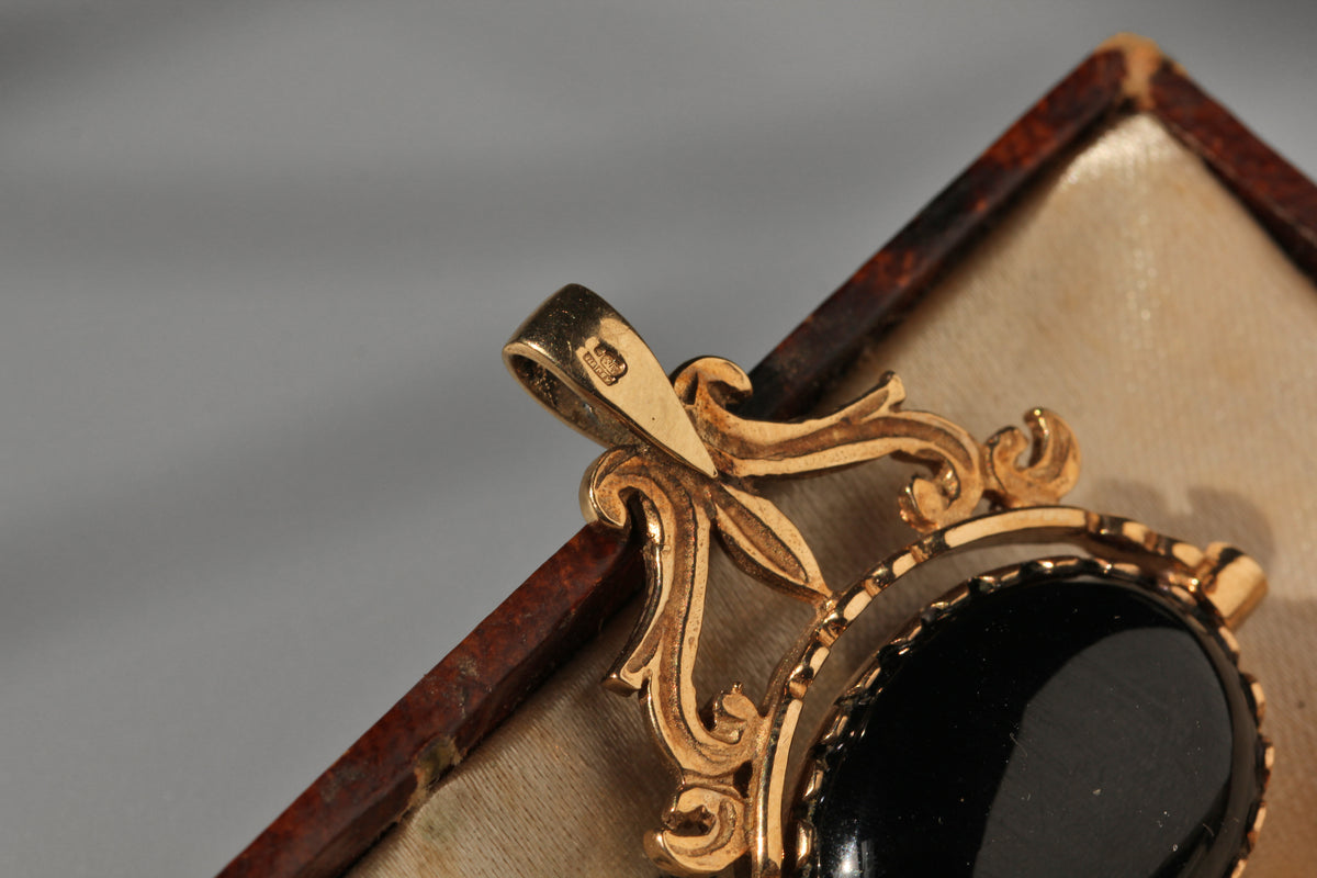 Vintage spinning fob with tigers eye and onyx, in 9 carat gold