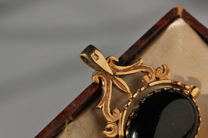 Vintage spinning fob with tigers eye and onyx, in 9 carat gold