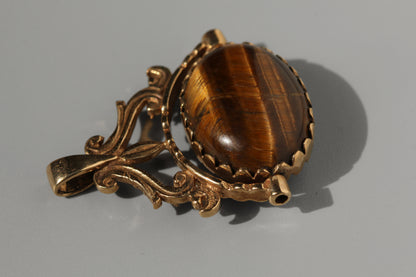 Vintage spinning fob with tigers eye and onyx, in 9 carat gold