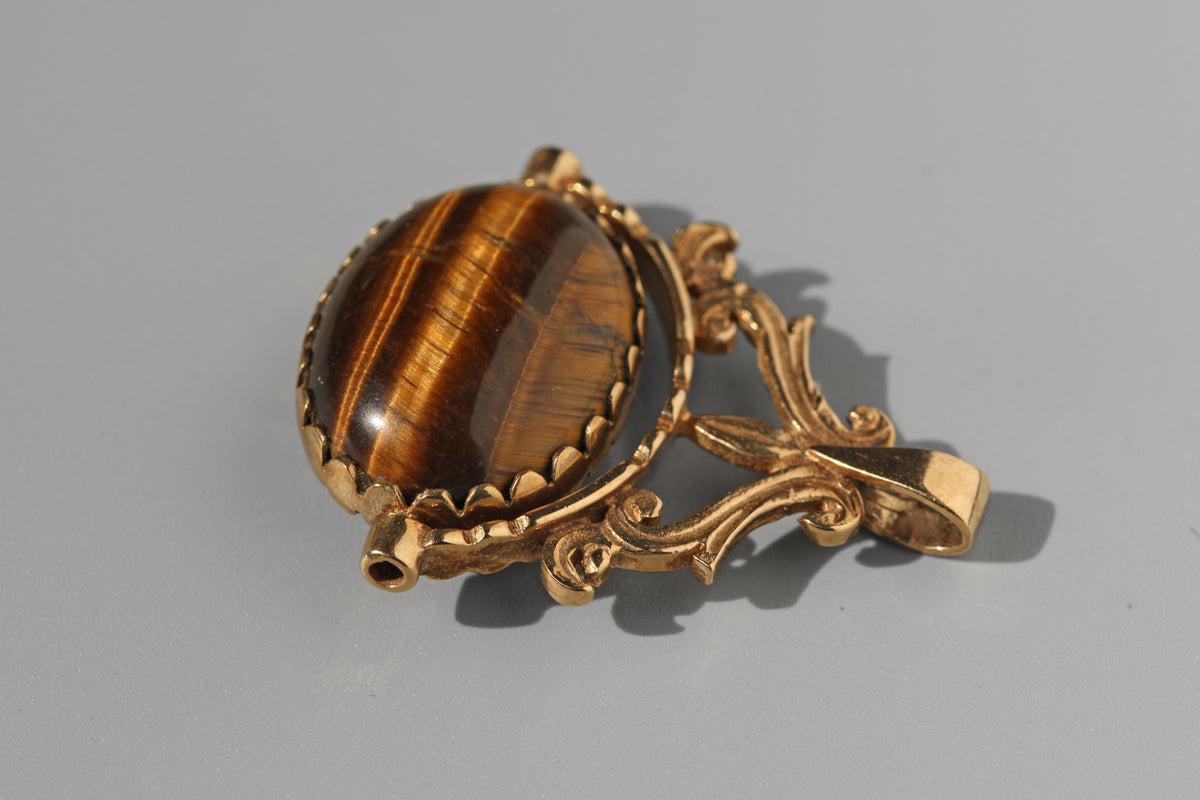 Vintage spinning fob with tigers eye and onyx, in 9 carat gold