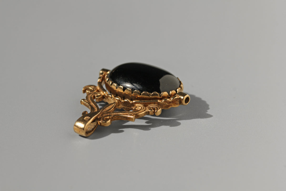 Vintage spinning fob with tigers eye and onyx, in 9 carat gold