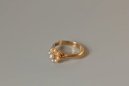 Vintage cultured pearl floral cluster ring, in 9 carat gold