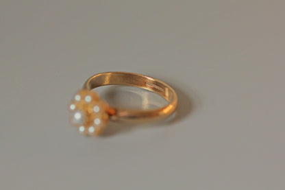 Vintage cultured pearl floral cluster ring, in 9 carat gold
