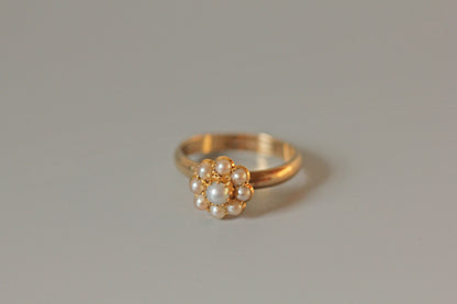 Vintage cultured pearl floral cluster ring, in 9 carat gold