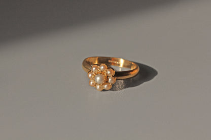 Vintage cultured pearl floral cluster ring, in 9 carat gold