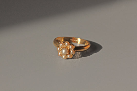 Vintage cultured pearl floral cluster ring, in 9 carat gold