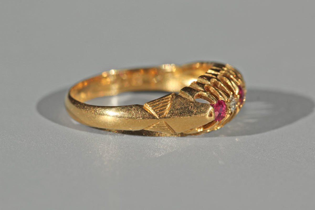 Antique etched shoulder details on an 18ct gold ring