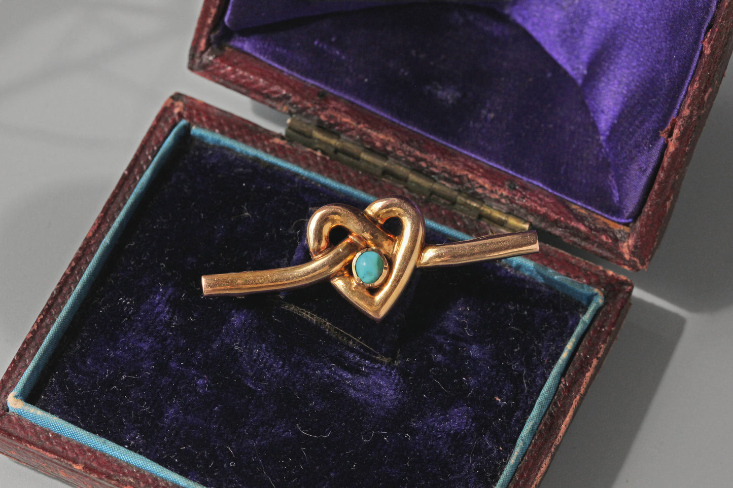 9ct gold heart shaped brooch in antique jewellery box