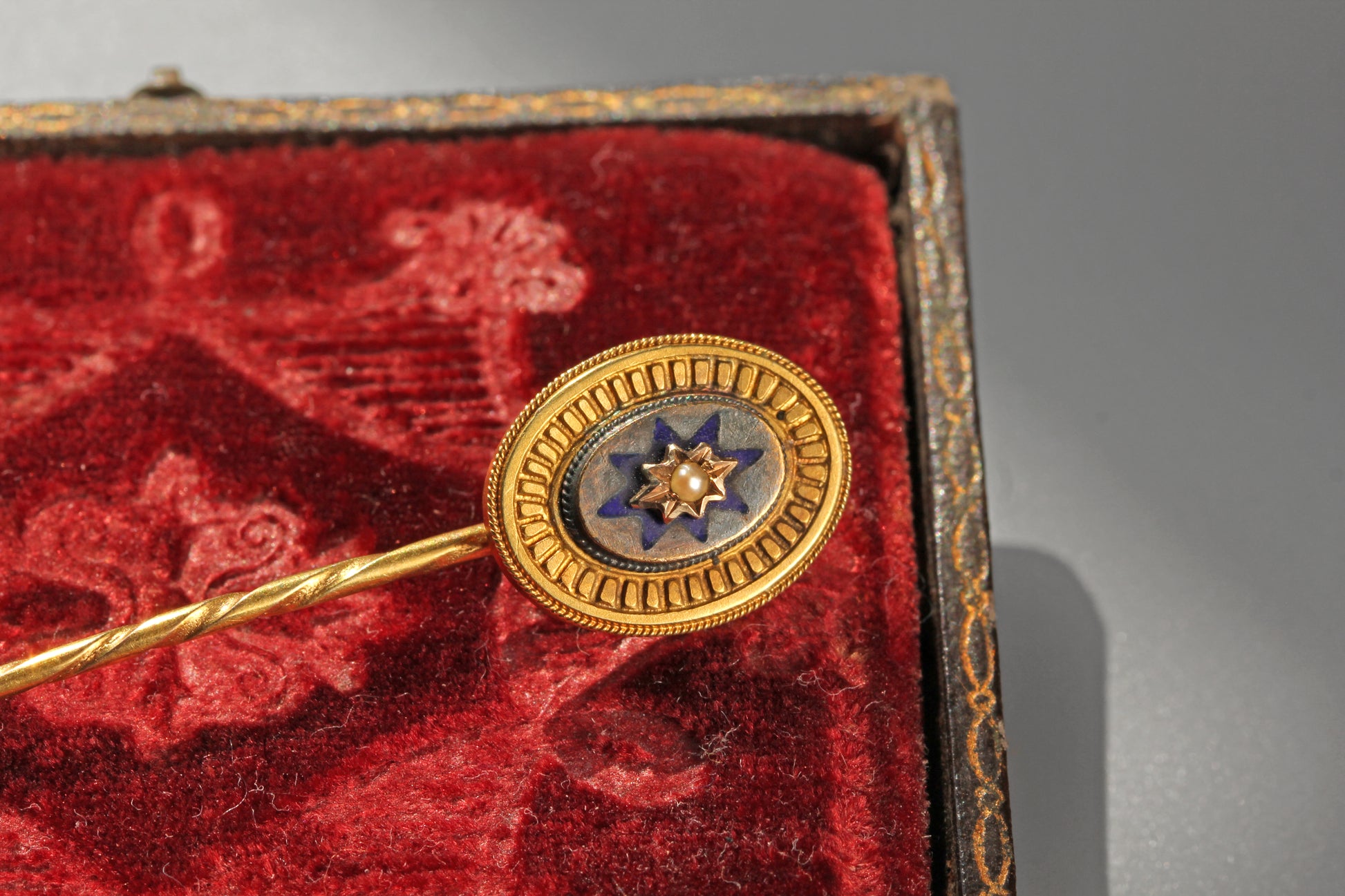Antique Victorian 9ct gold pearl and blue enamel stick pin in jewellery box