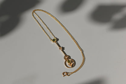 Antique 15ct gold bridal necklace with a cable link chain, the pendant features green peridot stones and pearls set in a floral motif