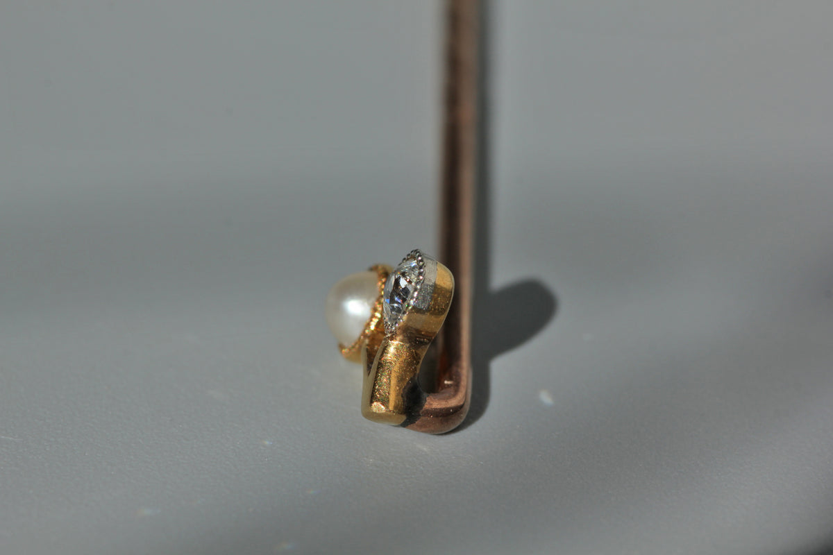 Antique pearl and diamond pin in 18ct gold, details of the gemstone shot