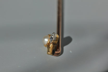 Antique pearl and diamond pin in 18ct gold, details of the gemstone shot
