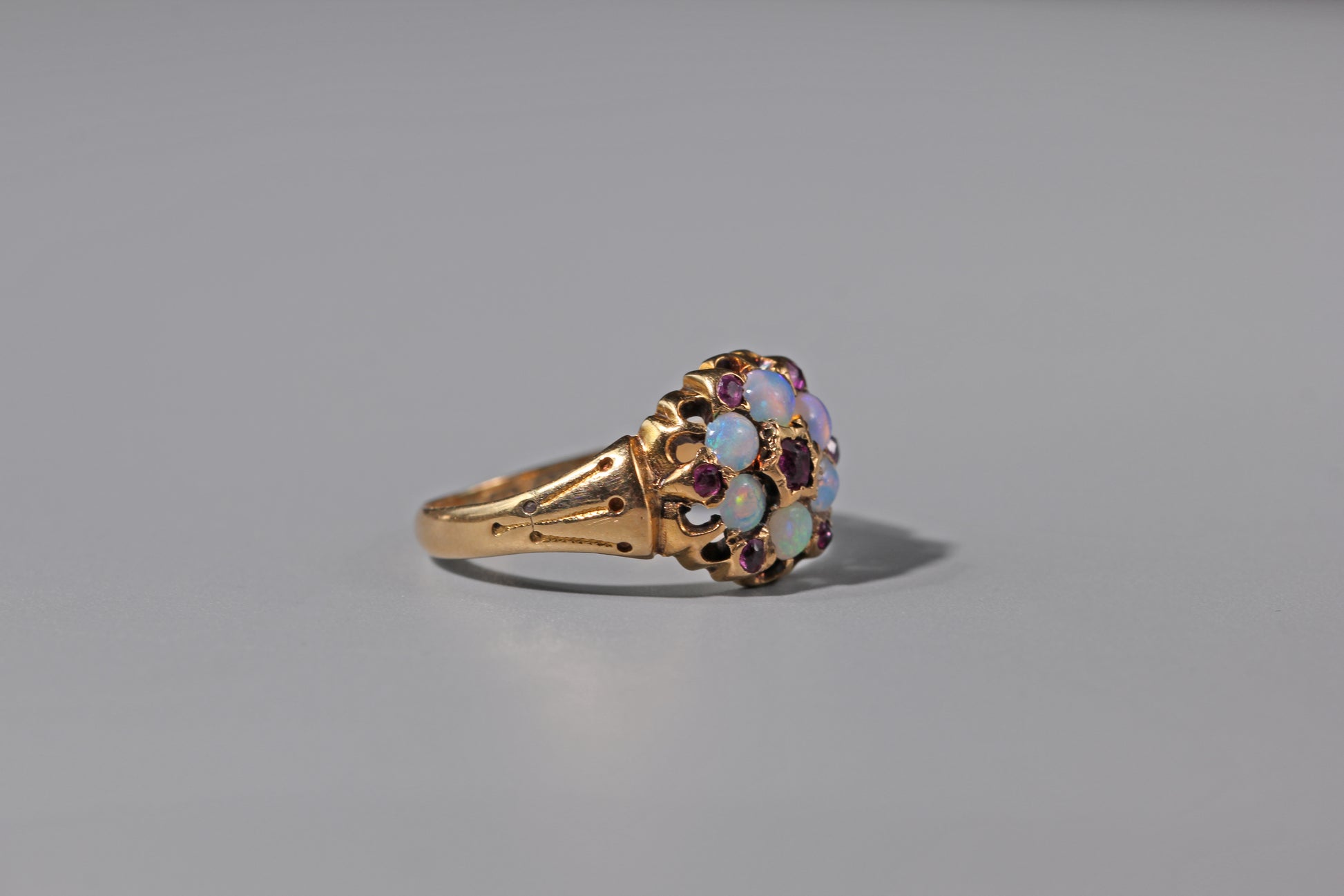 celestial starburst should details on 18ct gold ring 