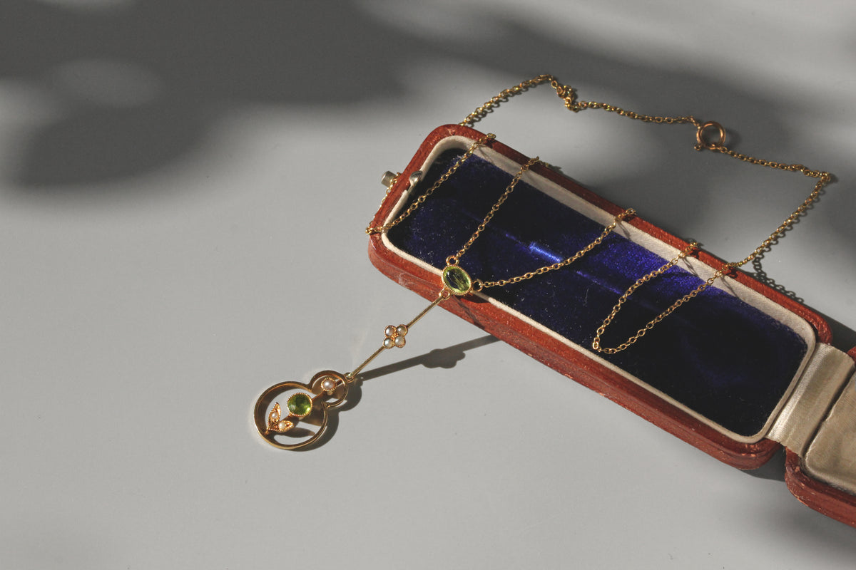 Antique Victorian pearl and peridot necklace cable link chain in 15ct gold, displayed in blue velvet antique jewellery box