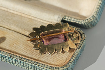 Georgian brooch fastening clasp, in 9ct gold displayed on antique jewellery box 