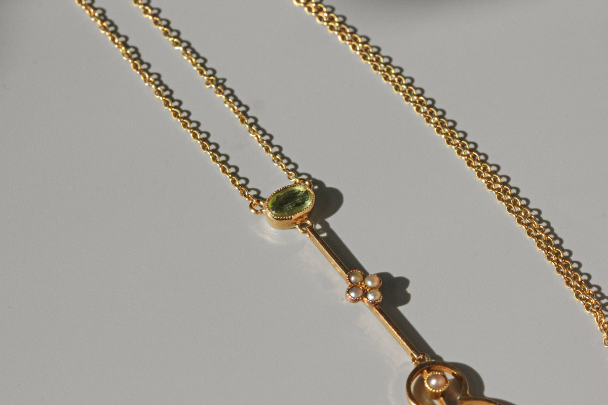 Antique Victorian pearl and peridot necklace in 15 carat gold, close up of oval cut peridot stone