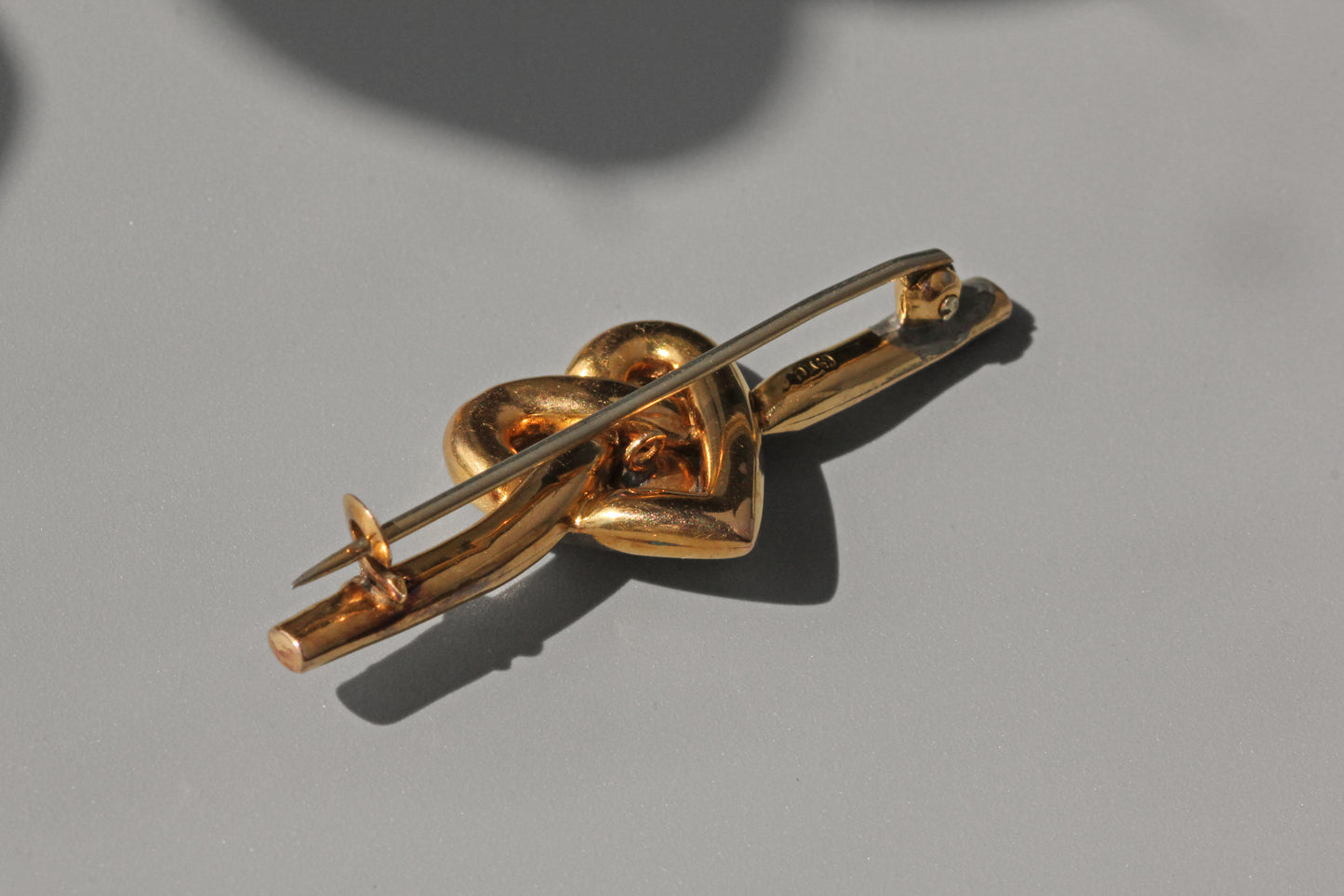 Antique victorian pin in 9ct gold