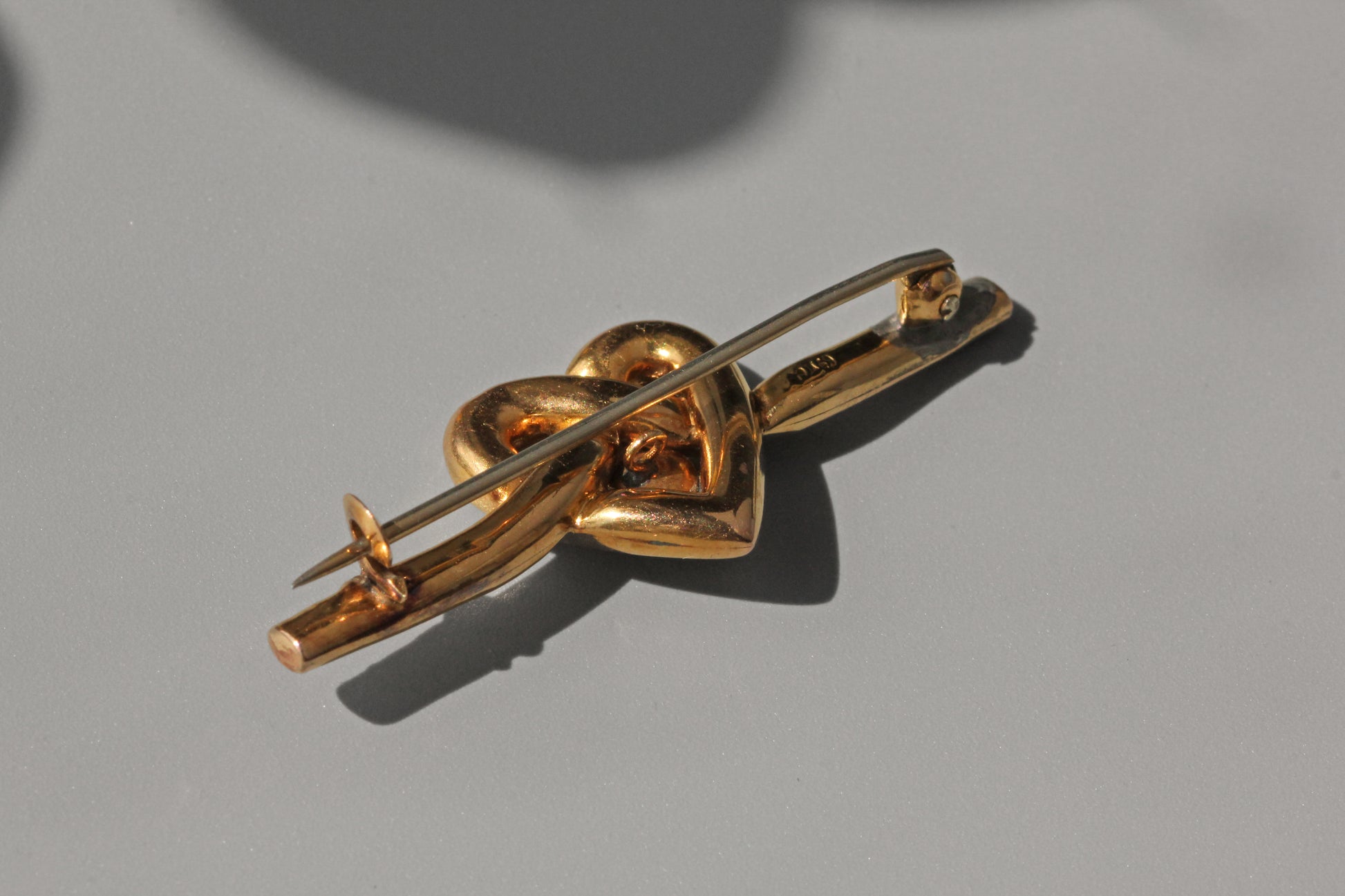 Antique victorian pin in 9ct gold
