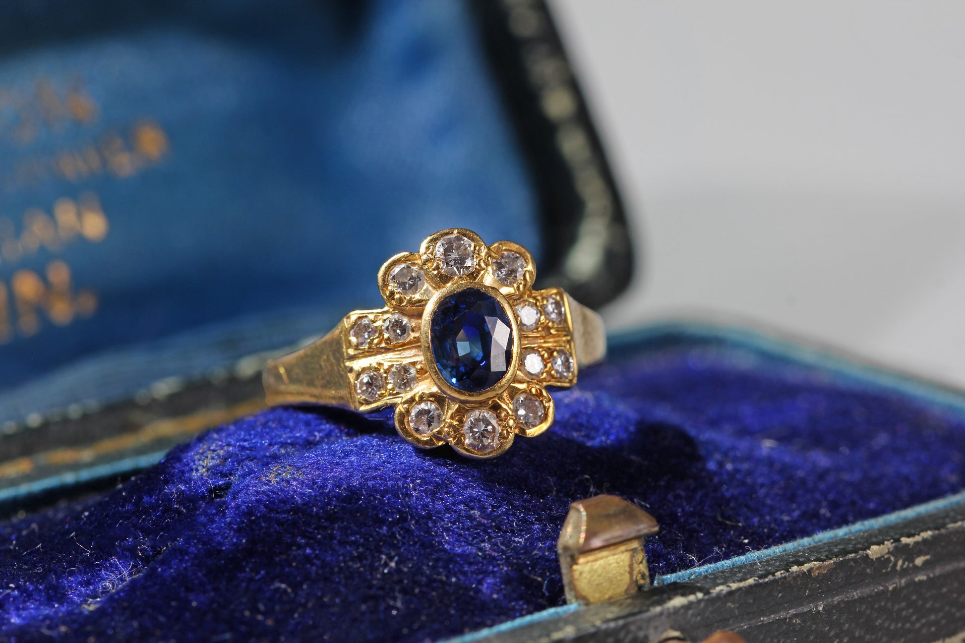 Vintage 18ct gold sapphire and diamond cluster ring in antique velvet ring box